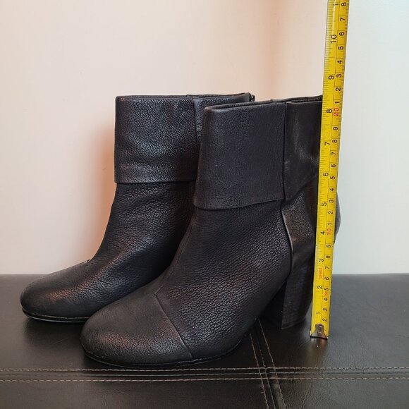 VINCE CAMUTO ‐ Leather Heel Ankle Bootie w/Box - Picture 12 of 16